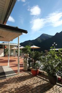 Vista generica sulle montagne o vista sulle montagne dall'interno dell'hotel