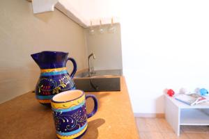 un vaso colorato seduto sopra un bancone di Casa Pizzutella Torre Santo Stefano in Otranto 3 places ad Alimini