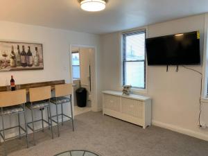 a living room with a bar and a flat screen tv at Stylish 2BD/1BA apartment located in Federal Hill in Baltimore