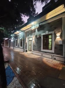 een lege straat met 's nachts een gebouw bij Hotel Suzani Samarkand in Samarkand