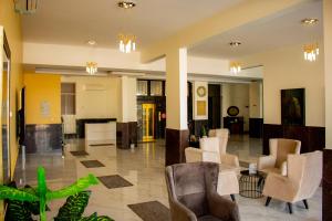 a lobby with chairs and a table in a building at Qasayed Hotel فندق قصائد in Salalah