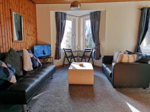 Posezení v ubytování Faodail, 1 Bed Studio apartment at Ravenscraig Castle and Park