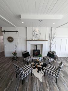 A seating area at Autumn Lane, modern Farmhouse Style B&B with Stunning Lakeviews
