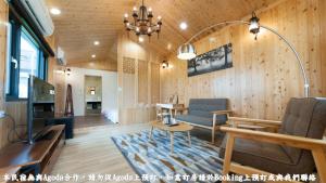 Televiisor ja/või meelelahutuskeskus majutusasutuses 河岸香榭&田苑民宿