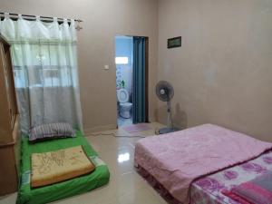 Postel nebo postele na pokoji v ubytování Telipok Jaya Homestay
