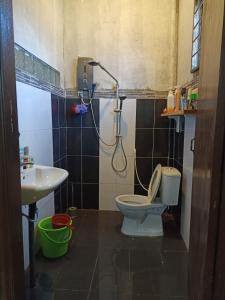 Kylpyhuone majoituspaikassa Telipok Jaya Homestay