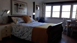 Een bed of bedden in een kamer bij The Byre North End Farm