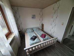 ein kleines Bett in einer Ecke eines Zimmers in der Unterkunft Ferienhaus-Bogen-Glück in Osteel