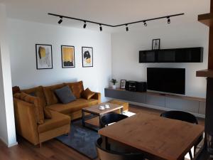 Televízia a/alebo spoločenská miestnosť v ubytovaní Apartament Projektant
