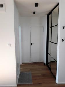 un pasillo vacío con una puerta y una alfombra en Apartament Projektant, en Rzeszów