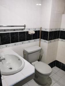 La salle de bains est pourvue de toilettes et d'un lavabo. dans l'établissement Beach View Private Apartment, à Port Dickson