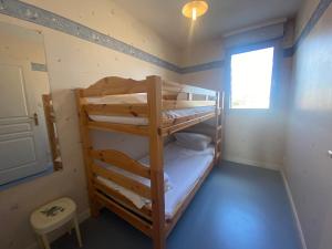 Ein Etagenbett oder Etagenbetten in einem Zimmer der Unterkunft L Horizon vue mer