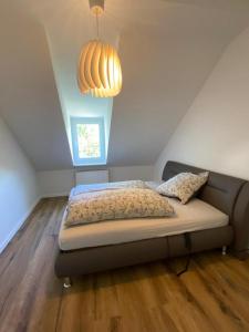 um quarto com uma cama com uma abóbora pendurada no tecto em Wolke 7 em Hattingen