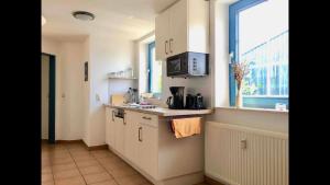 Küche/Küchenzeile in der Unterkunft Sellin Ferienwohnung Maritim