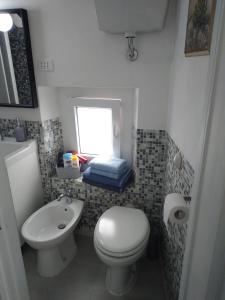 a small bathroom with a toilet and a sink at La Casetta Rosa in Monterosso al Mare