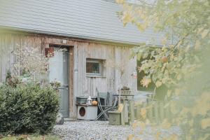 an old wooden house with a door and a window at Suite romance in Froid-Chapelle