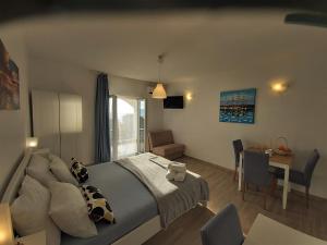 - une chambre avec un lit et une table ainsi qu'une salle à manger dans l'établissement Studio apartman Ana, à Gradac
