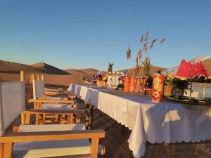 敦煌的住宿－敦煌鸣沙山野奢国际沙漠度假酒店，沙漠中的一排桌椅