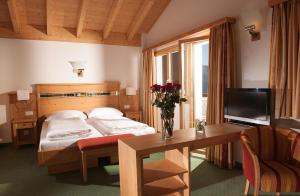 A bed or beds in a room at Hotel Aletsch