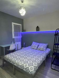 - une chambre dotée d'un lit avec tête de lit violette dans l'établissement MAISON HELLO Charnay les Macon, à Charnay-lès-Mâcon