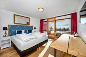 Postel nebo postele na pokoji v ubytování Hotel Alpenglühn