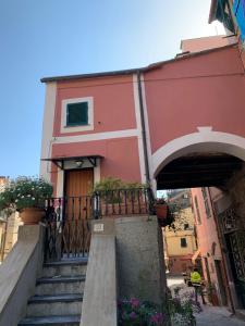 モンテロッソ・アル・マーレにあるLa Casetta Rosaのピンクの家(階段付)とバルコニー