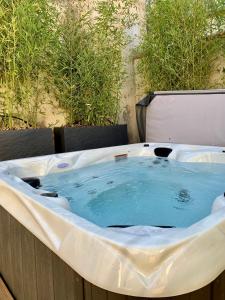 een jacuzzi met blauw water bij Dans ma Bulle - Les Balcons de la Cité in Carcassonne