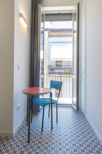 1 mesa y 2 sillas en una habitación con ventana en Seven Rooms en San Benedetto del Tronto