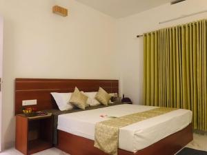 Munnar Hills Homestay tesisinde bir odada yatak veya yataklar