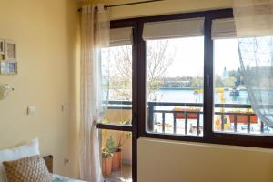 ソゾポルにあるGuest House Slavyankaの川の景色を望む窓付きのベッドルーム1室