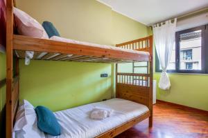 sypialnia z 2 łóżkami piętrowymi i oknem w obiekcie Bari Waterfront Apartment w mieście Bari