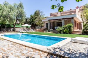 uma piscina no quintal de uma casa em Gran Chalet céntrico con piscina y bbq privada a 5 minutos playa em Alicante