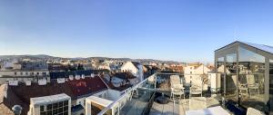 vistas a la ciudad desde el techo de un edificio en Rooftop Apartments mit großer Terrasse, en Viena