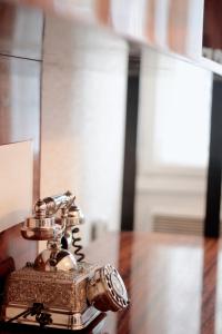 stary telefon siedzący na stole w obiekcie Apartments Aida w Sarajewie