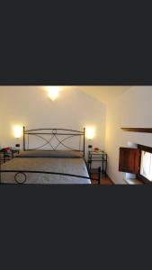 1 dormitorio con 1 cama con cabecero de metal en Hotel Dei Templi, en Paestum