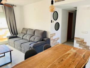 Posedenie v ubytovaní Encantador ático con chimenea y piscina en Almería