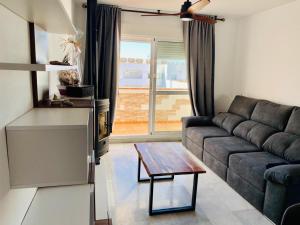 Posedenie v ubytovaní Encantador ático con chimenea y piscina en Almería