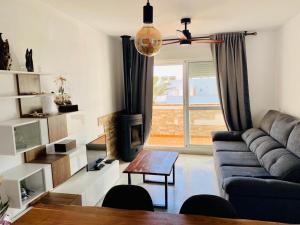 Posedenie v ubytovaní Encantador ático con chimenea y piscina en Almería