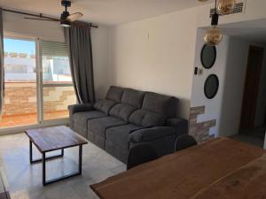 Posedenie v ubytovaní Encantador ático con chimenea y piscina en Almería