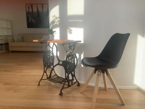 uma mesa e duas cadeiras numa sala de estar em Apartment Wendelsteinblick em Bad Aibling