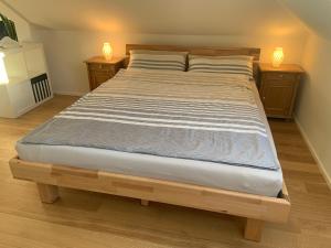 uma cama grande num quarto com duas mesas de cabeceira em Apartment Wendelsteinblick em Bad Aibling