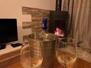 Nápoje v ubytovaní Encantador ático con chimenea y piscina en Almería