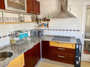 Kuchyňa alebo kuchynka v ubytovaní Encantador ático con chimenea y piscina en Almería