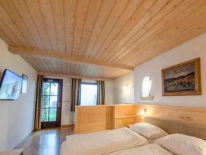 a bedroom with a bed and a tv in it at Kunstelj Pension in Radovljica