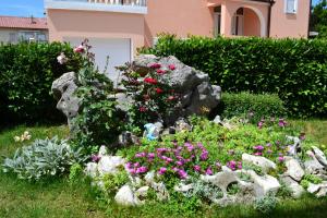 Ein Garten an der Unterkunft Apartments Knežević