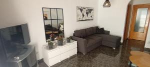 salon z kanapą i telewizorem w obiekcie SunRise Den, a pie de playa, vista al mar y piscina w mieście Puerto de Mazarrón