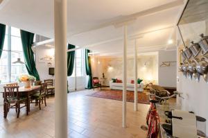 Posedenie v ubytovaní JOIVY Superb Flat Near Christopher Columbus' House