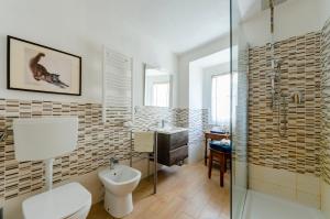 Kúpeľňa v ubytovaní JOIVY Superb Flat Near Christopher Columbus' House