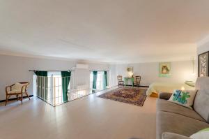 Posedenie v ubytovaní JOIVY Superb Flat Near Christopher Columbus' House