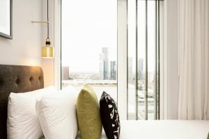Wilde Aparthotels Manchester City Centre客房内的一张或多张床位